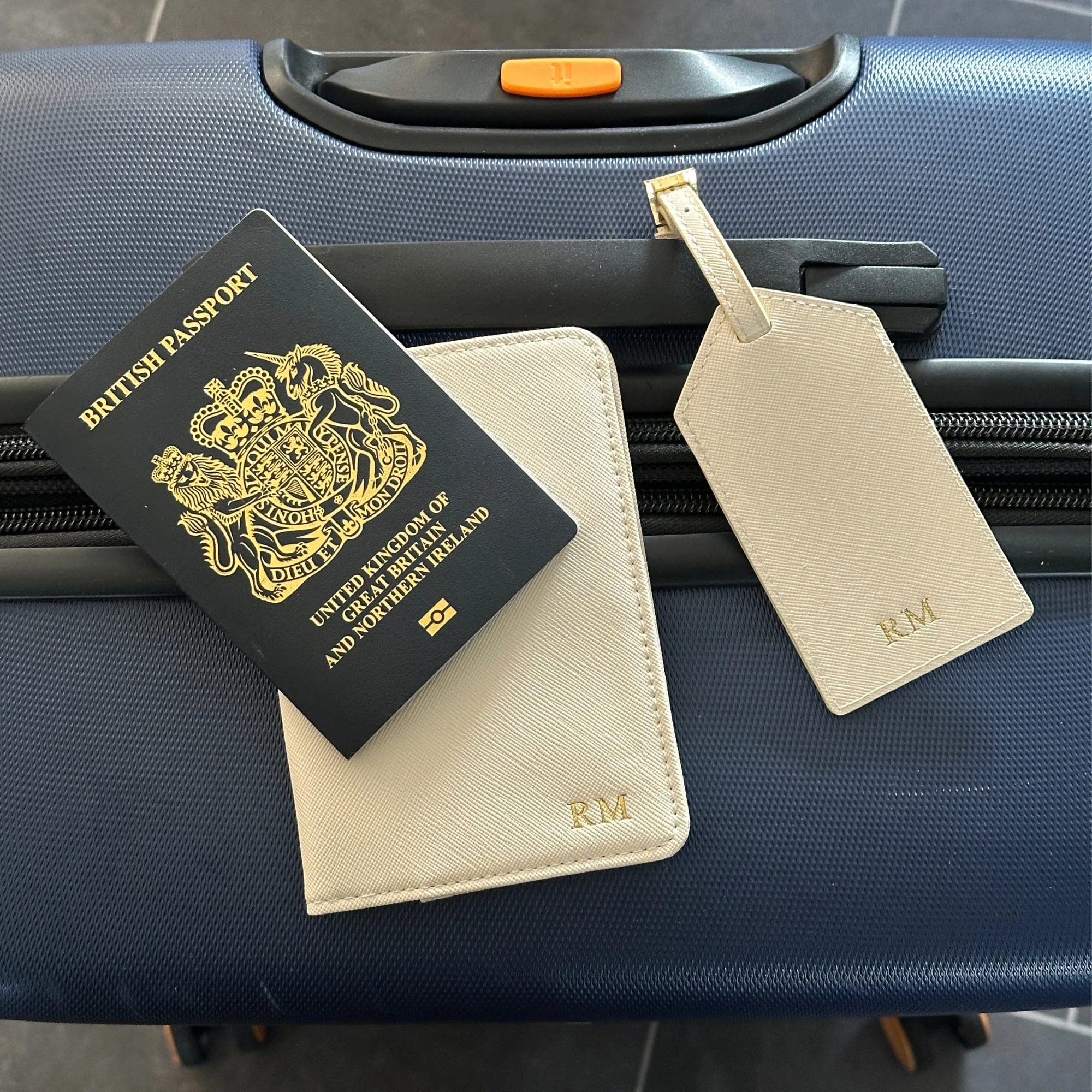 Mr & Mrs Travel Set - Image 6